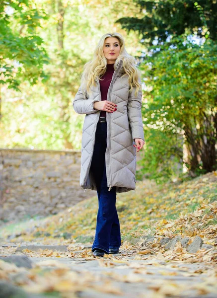 Vrouw dragen jas of warme jas tijdens een wandeling in park natuur achtergrond. Kleding voor herfstwandeling. Moet in de kast gevallen zijn. Voel je gezellig en warm dit najaar. Herfstseizoen mode. Meisje genieten van herfst wandeling — Stockfoto