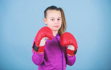 Mavi arka plan üzerinde kız sevimli boksör. Büyük güç ile büyük sorumluluk gelir. Klişenin aksine. Boks eldivenli boksör çocuk. Kadın boksör. Spor terbiyesi. Boks sıkı disiplin sağlar