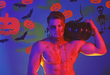 Omzunda balkabağı ve gövdesi olan maço. Kanlı canavar.