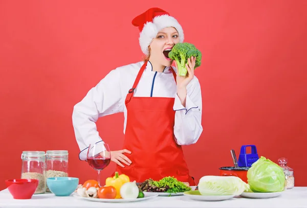 Kerstmenu. Vrouw chef-kok kerstdiner koken dragen KERSTMUTS. Feestelijke menu concept. Beste Kerst Recepten. Geniet van eenvoudige ideeën voor vakantie partijen en diners van de vakantie. Kerst diner ideeën — Stockfoto