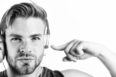 Kulaklığı takıyor. ebook ve online eğitim. müzik eğitimi. seksi kaslı adam ebook dinle. kulaklıklı adam beyaz izole. e kitap. traşsız adam çalışma satır içinde