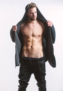 Erkek modası ve güzelliği. Fitness diyeti. Arzu ve ayartma. Çıplak gövdeli altı paket seksi adam. Atlet adam, saç bakımı. Spor sonrası kas eğitmeni. Seksi kaslı maço. İçindeki enerji