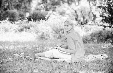 Uzak iş kavramı. Uzak iş ile ücretsiz kalın. İş uzaktan açık yönetimi. Dizüstü bilgisayarı olan kadın çayırda oturun. Uzaktan çalışmak için en iyi işler. İş kadını serbest iş açık havada