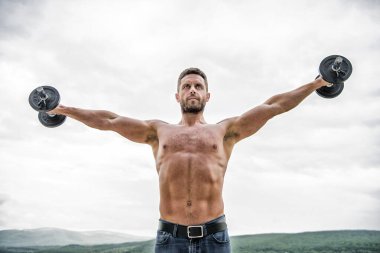 Vücudu mükemmel. atletik vücut. Halter spor salonu. fitness ve spor ekipmanları. Kaslı adam sabahları barbell ile egzersiz. adam sporcu halter. Başarı. Mükemmel pazılar. özgürlük duygusu