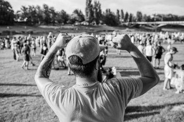 Yaz festivali. Adamın sakallı hipster'ı kalabalığın önünde. Açık hava konseri. Şimdi bilet ayırt. Erken kuş satışı. Müzik festivali. Eğlence konsepti. Yaz festivalini ziyaret edin. Adam tatil veya festival kutlamak