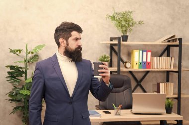 tam konsantrasyon. İşadamı resmi kıyafeti. konsantrasyon iş başında. Kendine güvenen insan iş yerinde yoğunlaşmıştır. Patron işyeri. Kahve molası. Sakallı adam iş ofiste. Toplam konsantrasyonu. Enerji