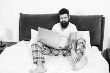 Adam internette sörf ya da online çalışma. Hipster sakallı adam pijama serbest işçi. Uzaktan çalışma konsepti. Çevrimiçi hayat. Sosyal ağlar internet bağımlılığı. Online alışveriş. Tüm dünya onun laptop
