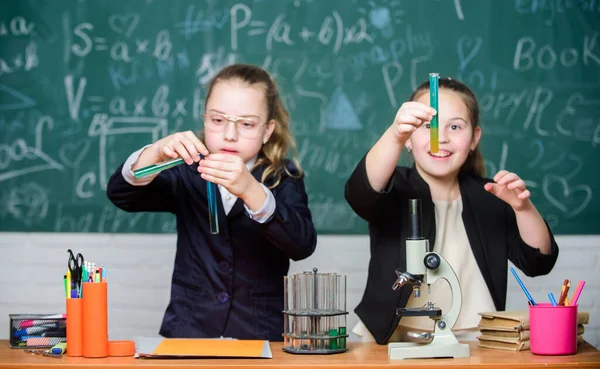 Estudantes de Ginásio com estudo aprofundado de ciências naturais. Experiência escolar. Escola para crianças talentosas. Uniforme escolar meninas animado provando sua hipótese. Investigação do projecto escolar — Fotografia de Stock