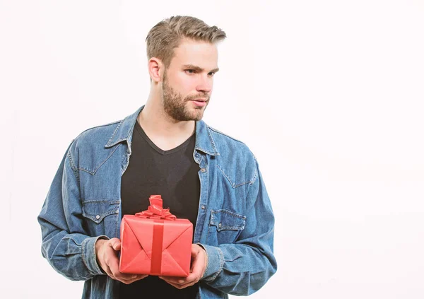 Feliz aniversário. Homem parte presente. Bonito homem macho. Encontro amoroso. Saudação romântica. Dia de boxe. homem raspado com caixa de presente. Presente do Dia dos Namorados. Moda masculina. Compras em casa. espaço de cópia — Fotografia de Stock