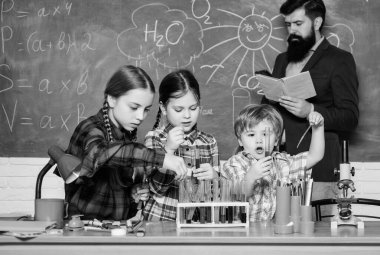 Kimya dersleri. Grup etkileşimi ve iletişim. Bilimsel ilgi alanlarını teşvik etmek. Pratik bilgi. Çocuklara önemli bilgileri paylaşmayı öğretmek. Tecrübe ile bilgi gelir. Örgün eğitim