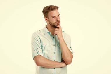 Çözmeyi düşün. Düşünceli adam çenesine dokunuyor. Düşünceli ruh hali konsepti. Sakallı bir adam. Çözümü düşün. Çözüme yakın. Ciddi yüzü olan beyaz arka plan düşünen bir adam.