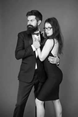 Sakallı adam giyim takım elbise kız zarif elbise. Resmi kıyafet. Olay ya da töreni ziyaret etti. Çift ödül töreni için hazır. Şirket parti. Ödül töreni kavramı. Elegance fark hakkında değil