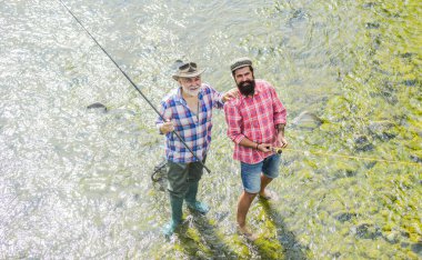 Kişisel hırs. Kırsal kesim. Hobi. Vahşi doğa. Büyük balık avı. Arkadaşlık. Gölün kıyısında kamp yapmak. Elinde olta ve ağla iki mutlu balıkçı. Baba oğul balık tutuyor. Kaçak avcılık
