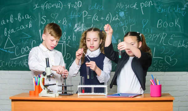 Pojke och flicka gillar kemiska experiment. Organisk kemi är studier av föreningar som innehåller kol. Grundläggande kemiska reaktioner. Fascinerande kemi. Gruppskolelever studerar kemi i skolan — Stockfoto