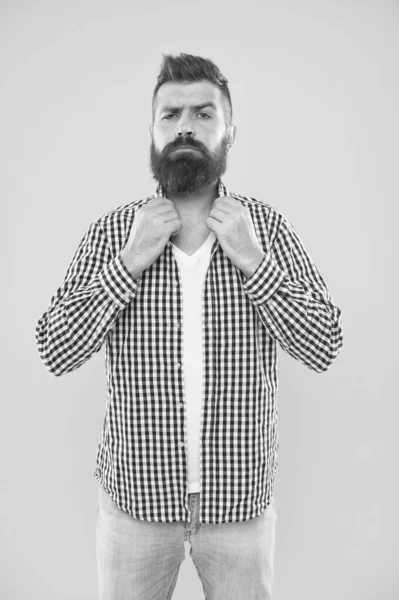 Imagina que tenho gravata borboleta. Barba de moda e conceito barbeiro. Homem barba hipster barba fundo amarelo. Barbeiro dicas manter a barba. Cuidado com o bigode. Aparência de Hipster. Expressão emocional — Fotografia de Stock