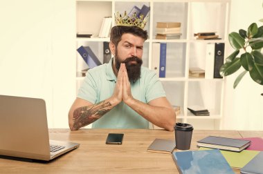 Kendini seviyorum kavramı. bencil adam. en yüksek yazı hakkında rüya. böyle büyük bir ego. Bencil iş anlayışı. Diğerlerinden daha önemli bir adam. kavramsal anlamda bencil insanlardır. taç ile egoist