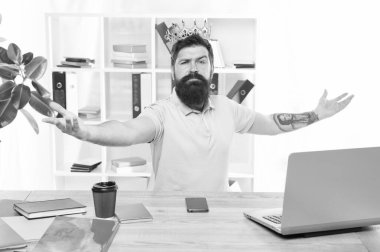 Krallığıma hoş geldiniz. Office kralı. Bölüm Başkanı. Adam Yöneticisi işadamı girişimci aşınma taç sakallı. Üst yönetici merkez ofisi. Zafer zevk emin patron. Baş ve patron kavramı