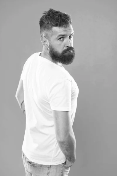 El hombre más masculino. Hombre barbudo con barba de moda y corte de pelo. Hombre brutal con pelo largo de barba y bigote. Hombre caucásico dejándose crecer la barba para parecerse a un hipster. El estilo de la barba para adaptarse a su cara — Foto de Stock