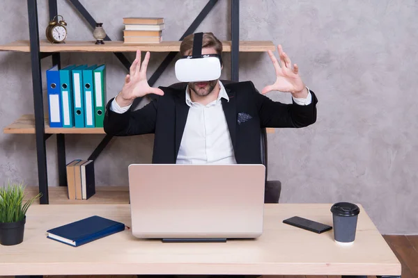 Spazio di lavoro virtuale. Uomo d'affari esplorare la realtà virtuale. Interagire nella realtà virtuale. Gli affari implementano la tecnologia moderna. Uomo tuta formale lavoro 3D cyber spazio. Ingegneria e design. gadget moderno — Foto Stock