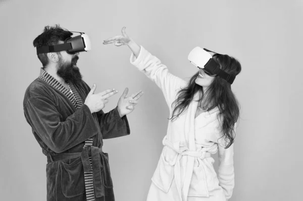 Manos arriba. Párate y entrega. Tecnología VR y futuro. Comunicación VR. Emocionantes impresiones. Pareja en albornoces usan gafas VR. Juegos y entretenimiento. Hombre y mujer exploran la realidad virtual en casa — Foto de Stock
