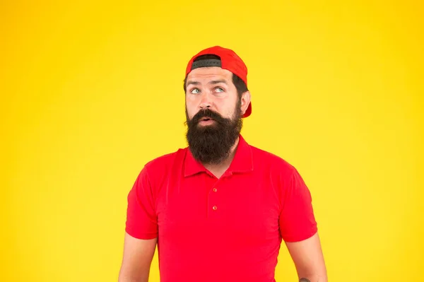 Dá-me um segundo. O pessoal do supermercado queria. Homem hipster barbudo com bigode usar uniforme fundo amarelo. Conceito de pessoal da loja. Carreira de vendedor. Empregando loja trabalhador. Pessoal da hotelaria — Fotografia de Stock