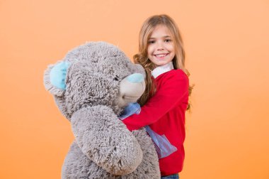 Gri yumuşak oyuncakla çocuk gülüşü