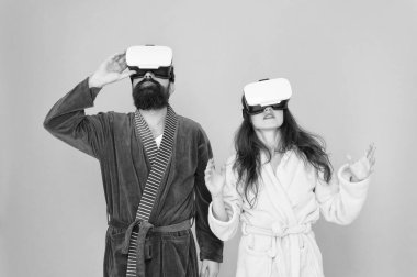 Yukarı ya sarıyor. Oyun ve eğlence. Geleceğin düşündüğünden daha yakın. Aile Vr'ı evinde keşfediyor. Vr teknolojisi ve gelecek. Vr iletişimi. Heyecan verici izlenimler. Çift bornozVr gözlük giymek