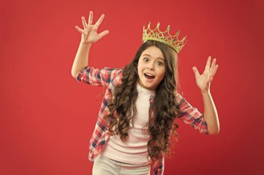 Panik içinde. Korkmuş küçük şampiyon. Taçlı şampiyon, kırmızı arka plan da taç. Funky küçük çocuk şampiyon tittle var. Bencil proje şampiyonu veya taç giyme töreninden sonra kazanan