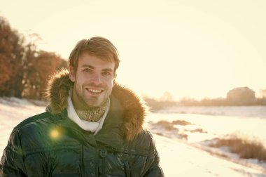 Kışın, doğa seyahat adam. Kış modası. Yeşil sıcak palto. Sıcak giysiler soğuk sezon için. Kış giysileri seksi adam. Mutlu kış tatili. Grip ve soğuk. Neşeli ve olumlu. kopya alanı