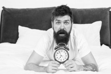 Erken uyanma hazırlamak ve zamanında olmak için daha fazla zaman verir. Hipster sakallı adam çalar saatle yatakta yatıyordu. Uyanma zamanı. Neden her sabah erken kalkmalısın? Erken yükselen sağlık yararları