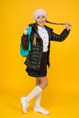 Mutlu tatillere hoş geldiniz. Küçük kız sonbahar tatillerinde sırt çantasıyla seyahat eder. Okul tatiline giden küçük bir çocuk. Okul tatilinde çocuk bakımı. İnanılmaz maceralara ve heyecanlı seyahatlere hazır olun.