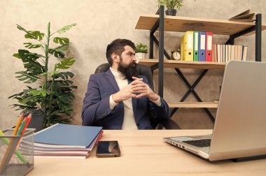 yeni iş stratejisi üzerinde düşünme. Pazarlama stratejisi planlama. Acımasız işadamı ofiste düşünün. Olgun adam bilgisayar kullanır. Erkek patron çalışıyor. Bu stratejiyi kullanmalıyız. Yeni strateji geliştirme