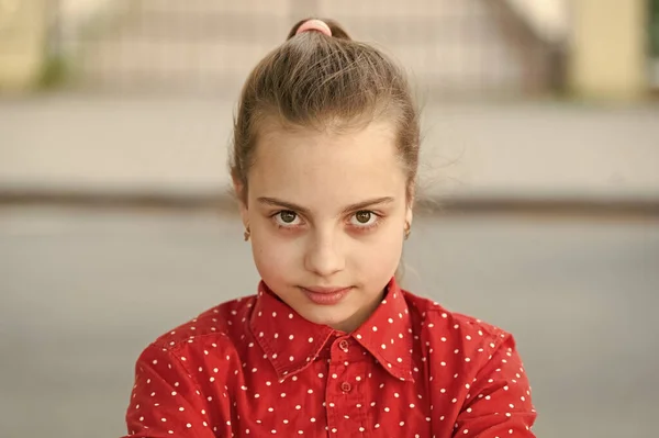 Behoorlijk serieus. Meisje zorgeloos kind. Internationale Kinder dag. Geluk vreugde en leuk concept. Kid lang haar ernstige gezicht. Zomervakantie. Hoe maak je haar glimlach. Ernstig kind dat naar de camera kijkt — Stockfoto