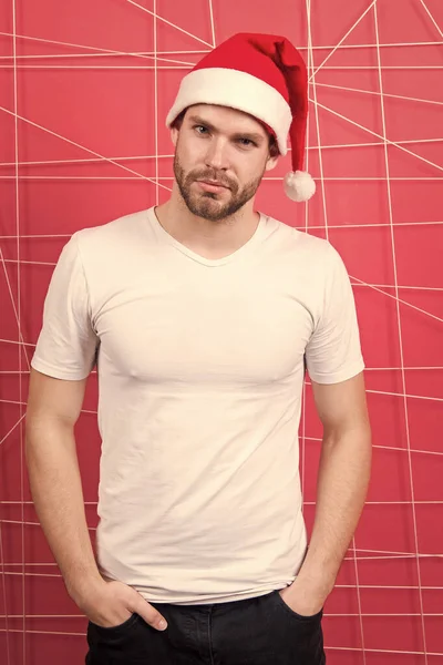 配信クリスマス プレゼント。クリスマス プレゼントのサンタの帽子の男を待ちます。幸せなサンタ男。クリスマス前に朝。クリスマスのオンライン ショッピング。明けましておめでとう。クリスマスの楽しみ。冬の休日の販売 — ストック写真