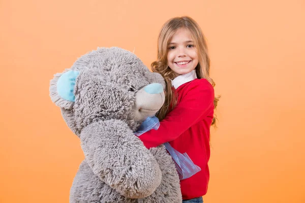 Criança sorriso com brinquedo macio cinza — Fotografia de Stock
