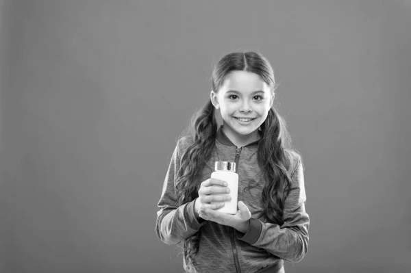 Az egészséges emésztő növény. Étrend-kiegészítő gyerekeknek. Vitaminkészítmények. Lány hold gyógyszerek üveg. Vitamin-gyógyszer fogalma. Gyermek lány vesz gyógyszerek. Szükség van-vitamin-kiegészítők — Stock Fotó