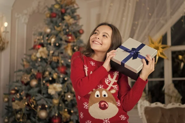 Jul. Barn njuta av semestern. På morgonen innan Xmas. Nya året semester. Gott Nytt År. lilla barn flicka gillar nuvarande xmas. liten glad tjej på jul. Christmas sammansättning — Stockfoto