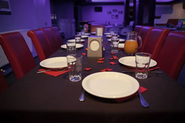 Mesa de restaurante servida com pratos e copos. Mesa preparada para festa no café ou restaurante. Conceito de restauração e celebração. Celebre o aniversário no restaurante. Férias em família ou corporativas — Fotografia de Stock