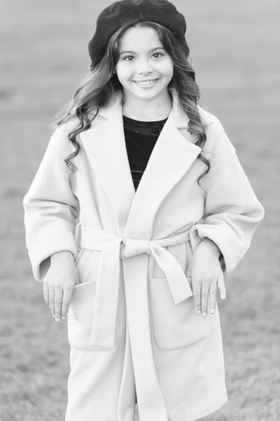 Belleza de moda. niña alegre con abrigo amarillo. estilo de moda de otoño. niña parisina en boina francesa. Feliz infancia. belleza y moda. abrigo de otoño. niño pequeño con el pelo rizado. temporada de otoño — Foto de Stock