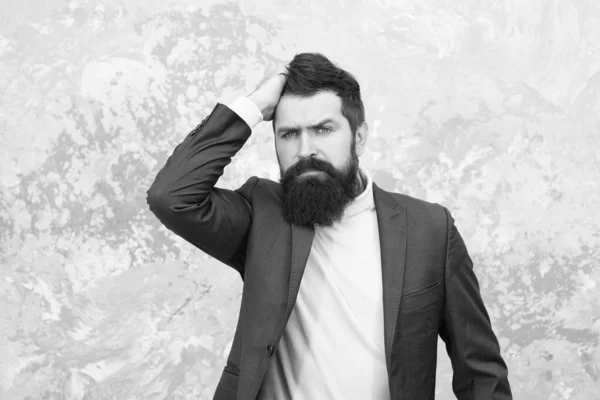 Les gens d'affaires style mode. Cheveux et toilettage du visage. Homme beau barbu homme d'affaires porter costume formel. Vêtements homme et concept de mode. Guy modèle de mode brutal avec longue barbe et moustache — Photo