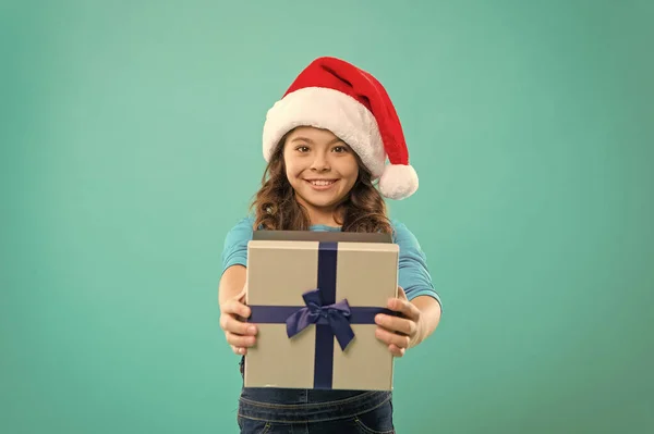 Felices fiestas de invierno. Niña pequeña. Regalo para Navidad. Infancia. Fiesta de año nuevo. Chico Santa Claus. Compras de Navidad. Niña con sombrero de santa. Gracias. Gracias. Qué gran sorpresa. —  Fotos de Stock