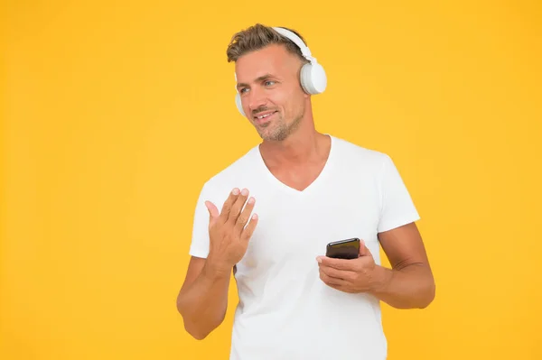 Favoritmusikspellista. Musikabonnemang. Man lyssnar musik moderna hörlurar och smartphone. Lyssna på konceptet. Bästa musikapparna. Du borde lyssna på låten. Guy modern användare mobil applikation — Stockfoto