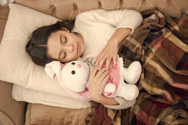 Niña feliz dormir en la cama. familia y amor. Día de los niños. Buenos días. Cuidado de niños. Niña pequeña. Dulces sueños. Felicidad infantil. Buenas noches. En la tierra de los sueños — Foto de Stock