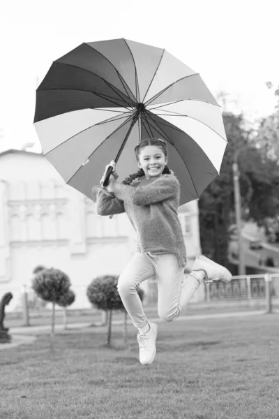 Szczęśliwi i wolni. dziecko. Wiosenny styl. Tęcza po deszczu. Mała dziewczynka pod kolorowym parasolem. Pozytywny nastrój w jesienna pogoda. Wielobarwny parasol dla małej dziewczynki szczęśliwy. Czuje się szczęśliwy — Zdjęcie stockowe