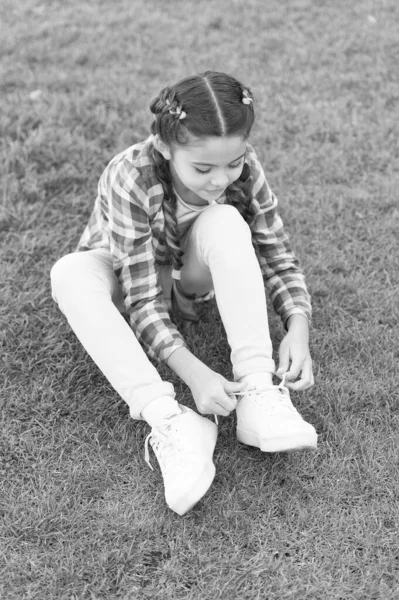 Насолоджуватися дозвіллям. маленька дівчинка відпочиває на зеленій траві. Парки і відкриті. Весняна природа. Літній пікнік. Маленька школярка з модним волоссям. щасливе дитинство. повне розслаблення. дозвілля — стокове фото