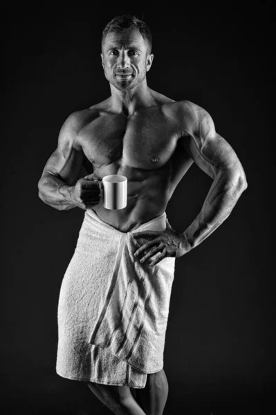 Caffè mattutino. Sexy sportsman pulire asciugamano corpo dopo la doccia. Uomo muscoloso in forma torso nudo. Atleta con sei pack e muscoli addominali. Sport e fitness. Concetto di igiene del corpo. Culturista corpo nudo — Foto Stock