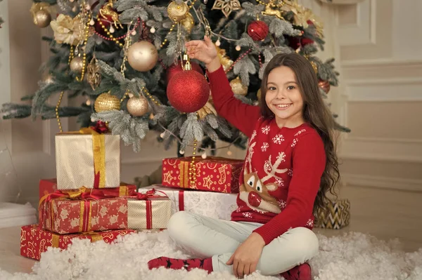 クリスマスに小さな幸せな女の子。子供女の子クリスマス プレゼントが好きです。明けましておめでとう。クリスマス。子供では、休暇をお楽しみください。クリスマス前に朝。年末年始。サンタ クロース、ドン t の遅延を来る — ストック写真