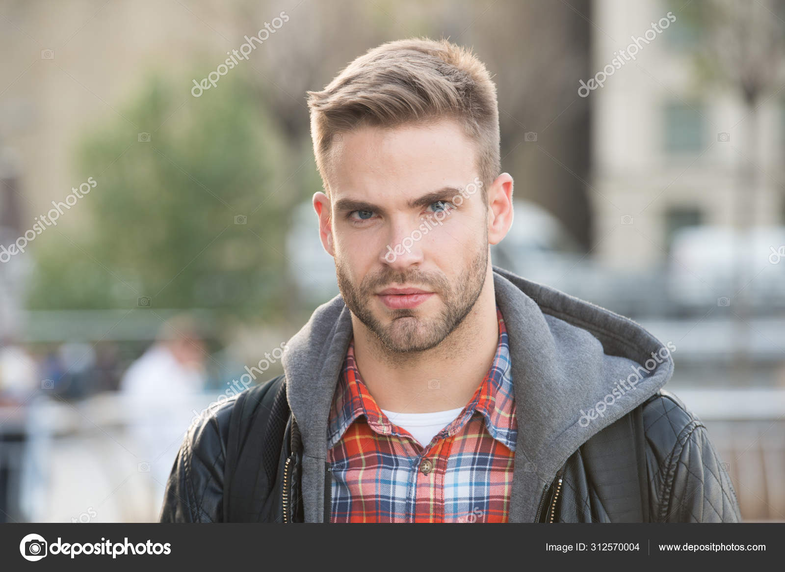 Homens Lindos Do Modelo Do Estilo De Cabelo Imagem de Stock - Imagem de  liberdade, cara: 8385467