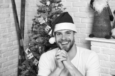 Online Noel alışveriş. Ağaç ve hediyeler ile yeni yıl sahne. mutlu Noel Baba adam. Xmas önce sabah. teslimat Noel hediyeleri. santa şapka adam Noel hediyesi için bekleyin. Kış tatil satış