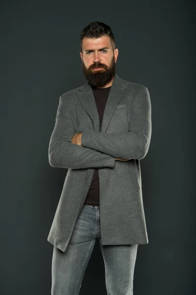 Confiado y atractivo. Hipster seguro sobre fondo gris. Hombre barbudo con los brazos cruzados. Mirada segura de la modelo de moda. La ropa casual lo hace sentir seguro. Confianza y autoestima —  Fotos de Stock